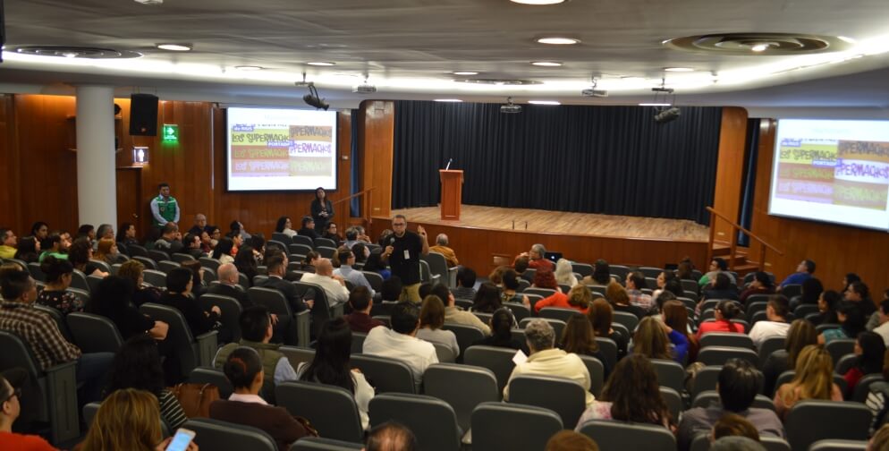 Antonio Cíntora, especialista en masculinidades, dicta la conferencia “Machómetro” en las instalaciones de la Comisión Federal de Electricidad (Cdmx, 2017).