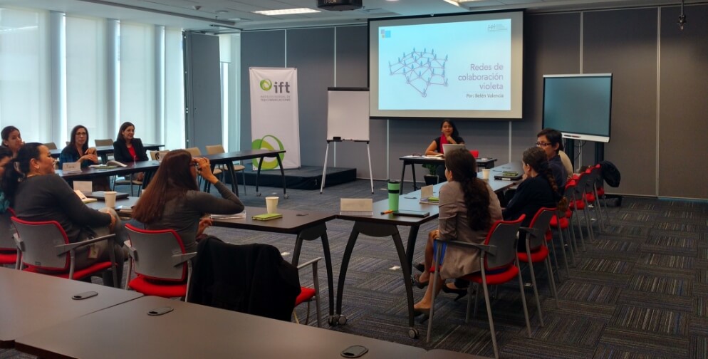 Con el objetivo de proveer herramientas pedagógicas con Perspectiva de Género, la Mtra. Belén Valencia imparte el curso “Capacitación violeta” en el Instituto Federal de Telecomunicaciones (Cdmx, 2017).